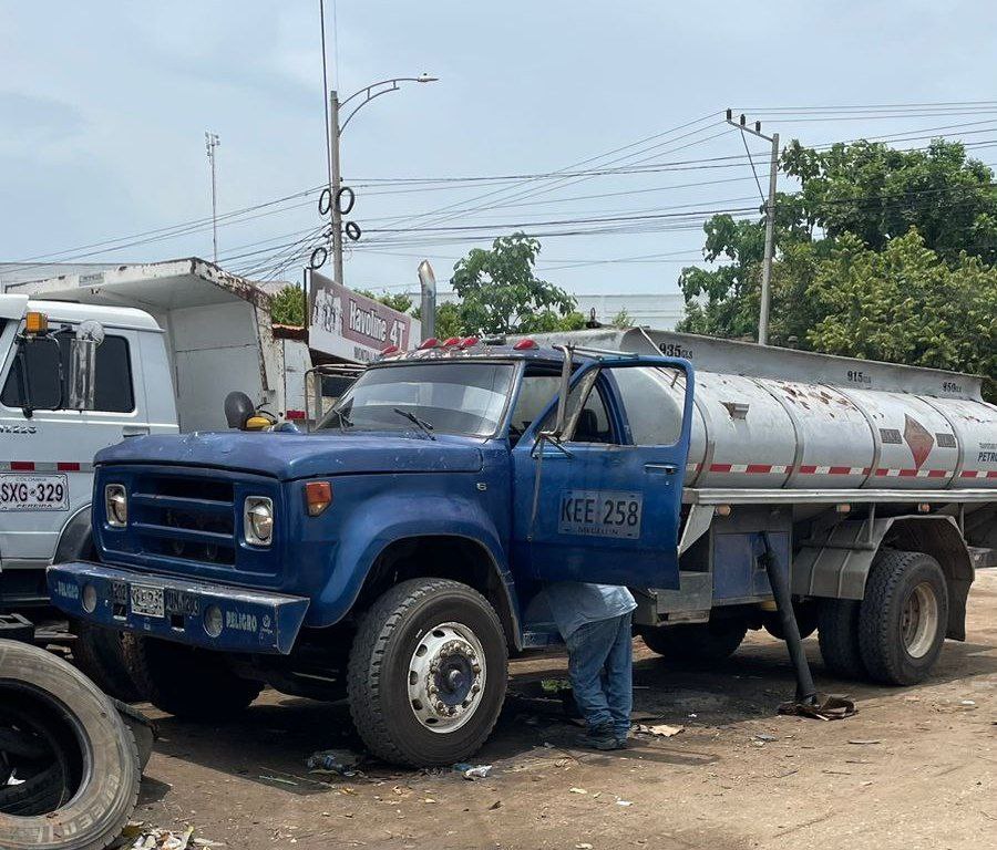 En este vehículo cisterna, al parecer, se transporta combustible en forma ilegal, es decir, sin la respectiva guía. Transporte y venta ilegal de combustibles.