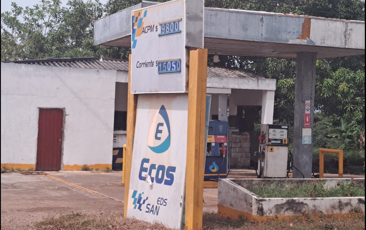 Estación de gasolina San Miguel, Lorica, Córdoba. Fue cerrada por venta ilegal de combustibles. No tenía registro del CICOM. Pero la reabrieron reincidiendo en su conducta ilegal. Foto VoxPopuli Digital.