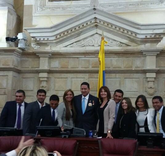 Juan Carlos Gossaín, cuando fue gobernador de Bolívar, fue homenajeado por el congreso. Detrás, asoma la cabeza Dumek Turbay Paz. Lidio García y  Silvio José Carrasquilla los impulsores.