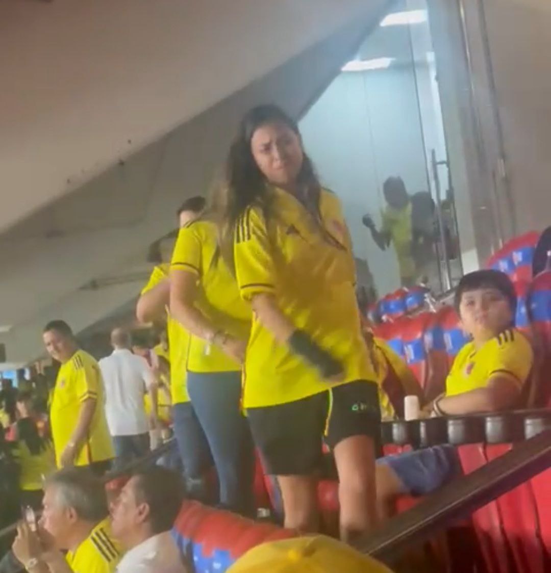 La adolescente Antonella Petro Alcocer no soportó el coro contra su padre. Goles de Lucho Díaz ¿una bofetada al ELN?