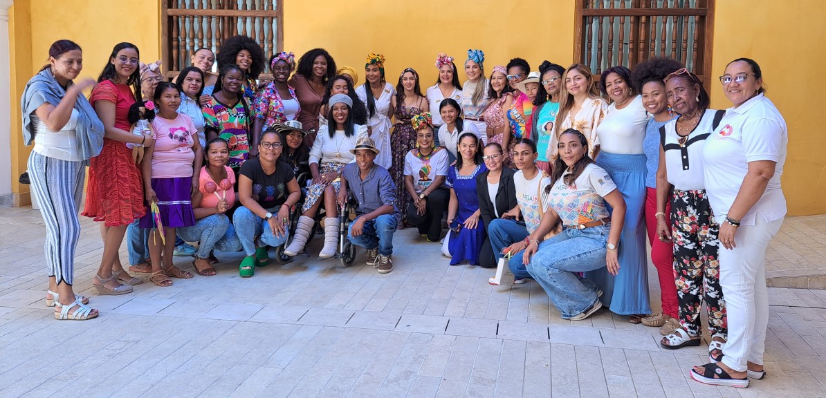 Las lágrimas de Changaína, mujer multicolor. Grupo de expositoras de la feria de Changaína 2023.