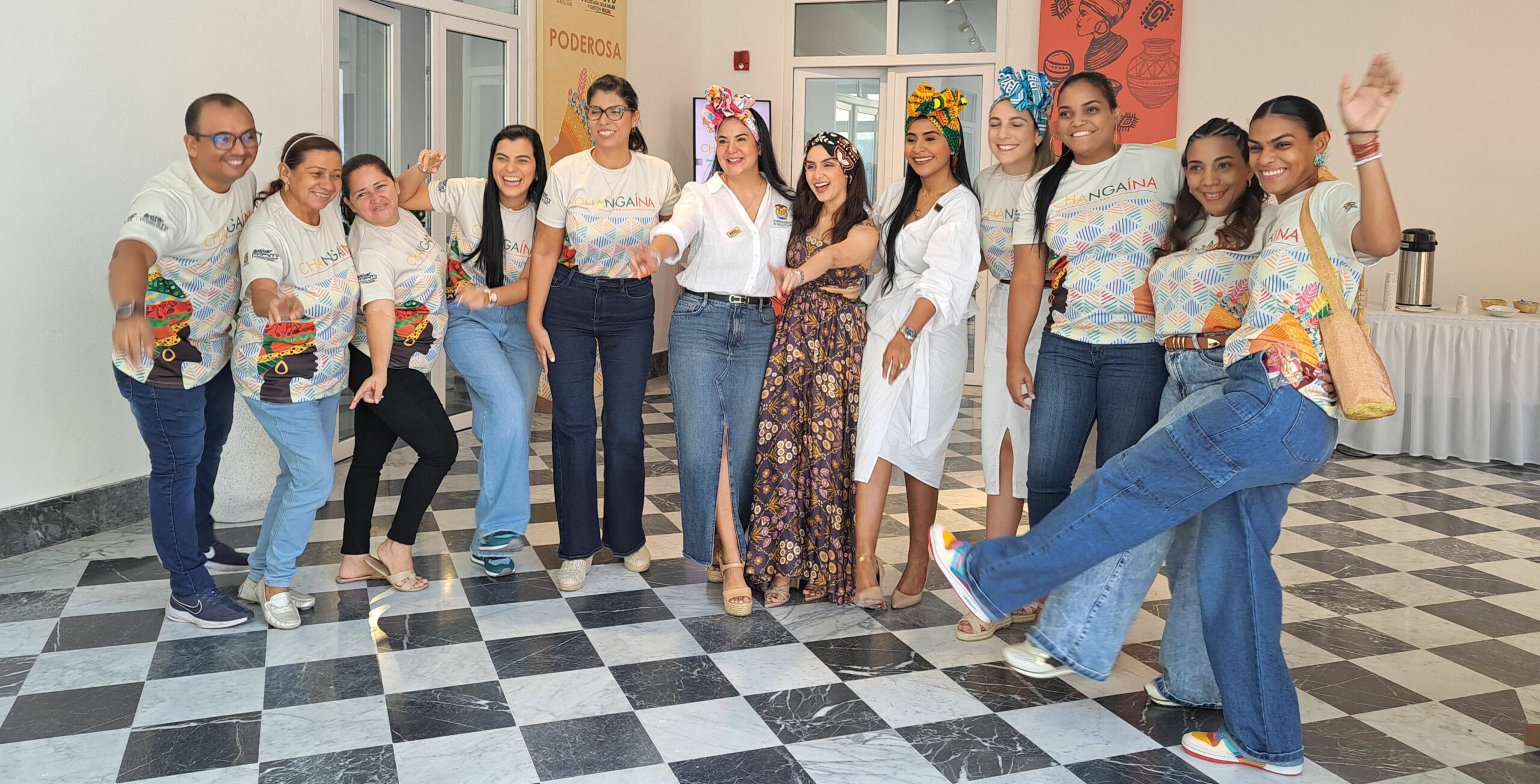 Ellas ríen a carcajadas. Natalia Eljach y su equipo departamental. VoxPopuli. Digital