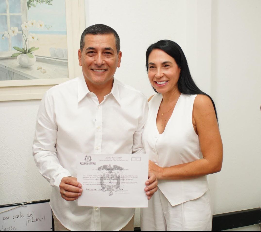 Dumek Turbay, al lado de su esposa Liliana Majana, exibe la credencial de alcalde electo. Recibieron credenciales/foto suministrada.