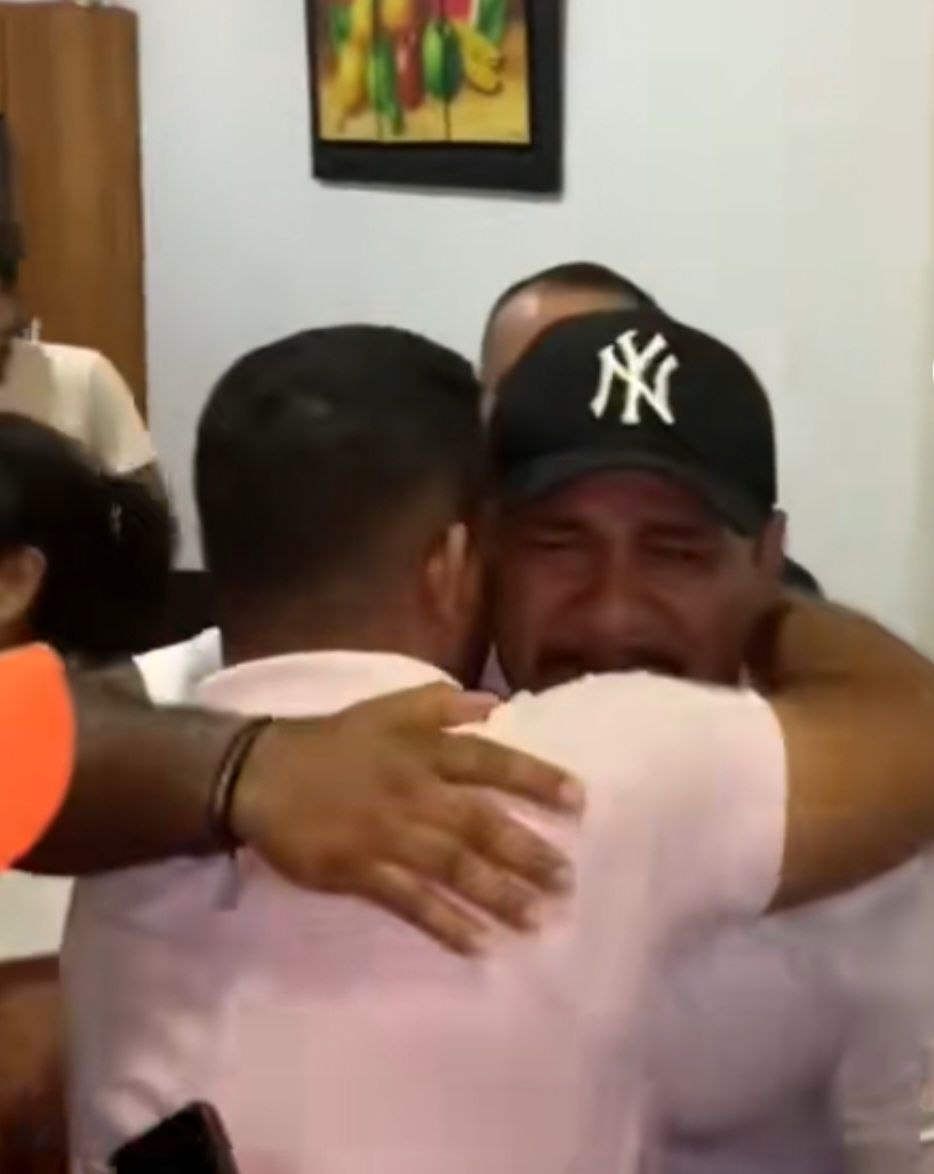 Momento de la llegada de Luis Manuel Diaz a su casa.