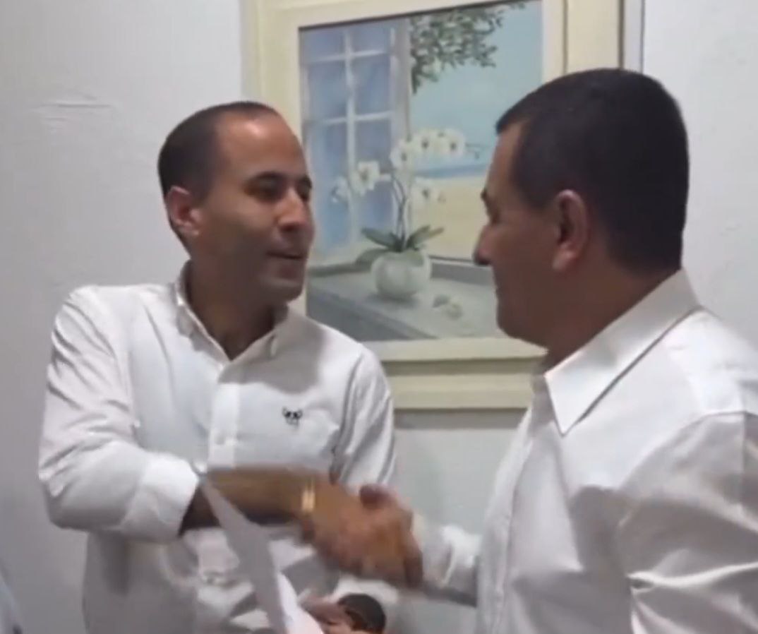 Dumek y Yamilito recibieron credenciales.
Dairo Turizo, registrador distrital, entrega la credencial al alcalde electo.