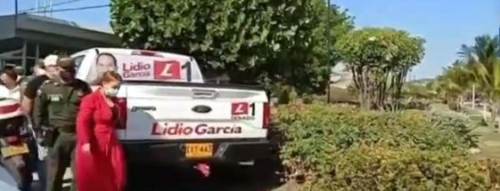 El momento de la captura de Gloria Estrada. El agente Alexander  Mercado le respira en el oído