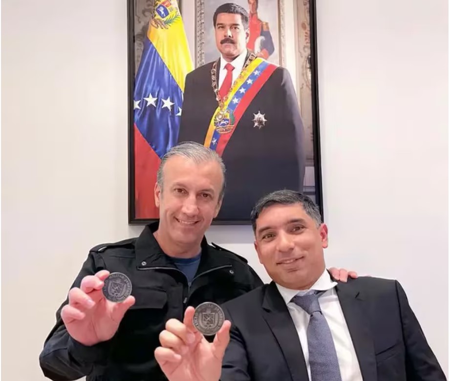 Tareck El Aissaimi y Pedro Rafael Pellechea, los dos coroneles zares del petróleo en Venezuela. Cayó en desgracia con la dictadura burocrática.