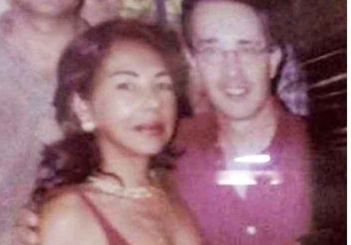 El abrazo del candidato Álvaro Uribe Vélez a quien le aportaron $2 mil millones en 2002. Los 