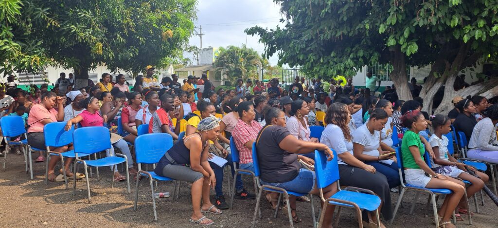 En esta asamblea se aclaró sobre el recaudo de los $10 mil destinados a un aula del colegio. Colegio de autogestión comunitaria. /VoxPopuli Digital.