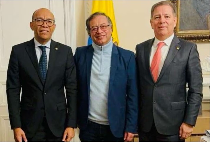 Coogidos de la moña después de esta fotografía.¡Habemus fiscal!
