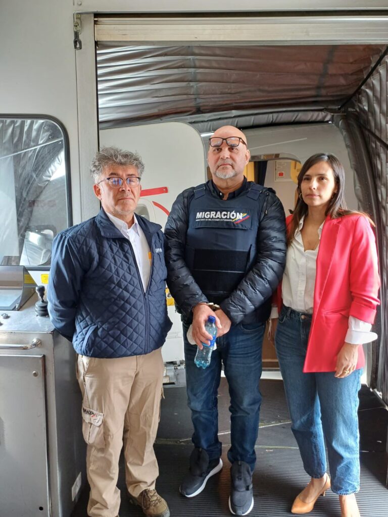 Aquí Salvatore Mancuso con un funcionario de Migración Colombia. Eleterno retorno.