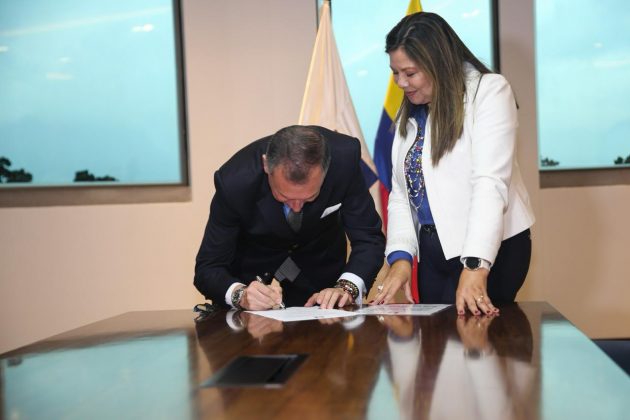La esperanza: ¿Revolcón en la Fiscalía?/Fiscalía. Hernando Barreto Ardila, director de Fiscales Delegados ante la Corte Suprema de Justicia tomando posesión ante Luz Adriana Camargo.