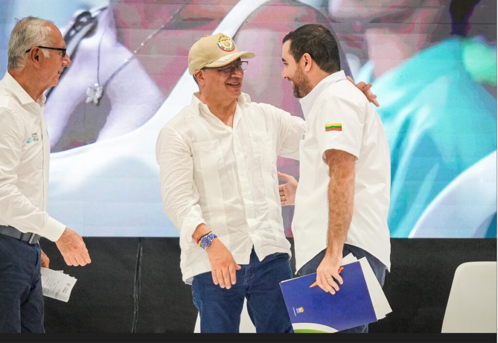 «El Congreso es popular o espera los aplausos de los bandidos». El presidente Petro saluda efusivamente al gobernador de Bolívar, Yamil Arana. Igualmente, el ministro de Salud, Guillermo Alfonso Jaramillo.