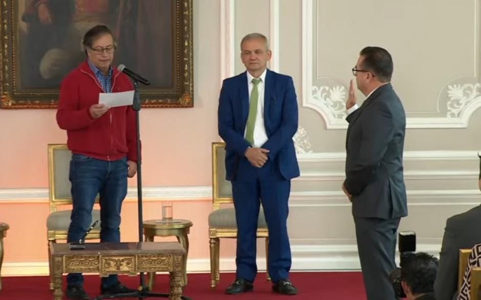 La Fiscalía escuchó a Olmedo y Sneyder, Petro se victimiza y González en silencio. Aquí cuando Olmedo López tomó posesión ante el presidente y Carlos Ramón González./Presidencia