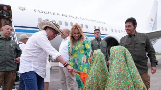 El presidente Petro y Sandra Ortiz «la Mona» de las tulas saludan a los niños wayuús a su llegada a Riohacha al bajarse del avión Number One de la Fuerza Aérea Colombiana. ¿Propaganda política del gobierno del cambio que costó $185 mil millones? Los niños se siguen muriendo de sed.