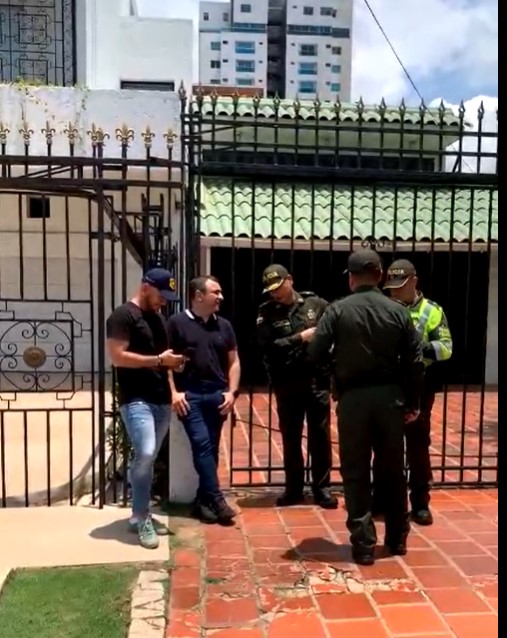La entrada de la casa de “Alejandro Char construye tu felicidad” en Campo Alegre.