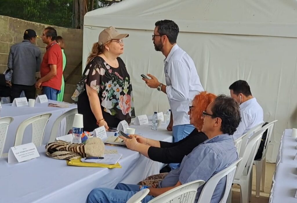 Astrid Cáceres, directora de l ICBF, Lilia Solano, viceministra del Interior, y otros altos funcionarios