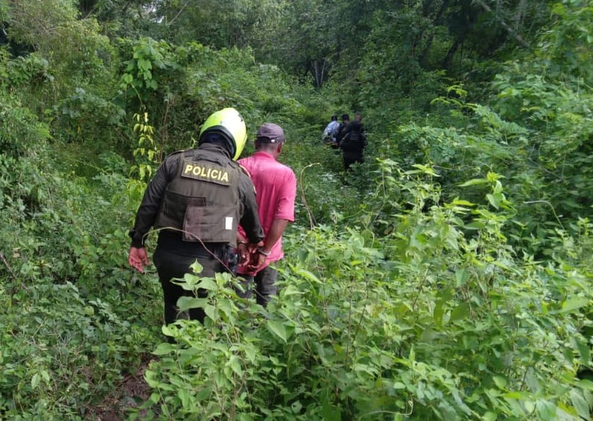 En varias ocasiones la Policía Nacional ha capturado y esposado  a los campesinos que luchan por su legítimo derecho a acceder a la propiedad de los baldíos de Pontezuela.