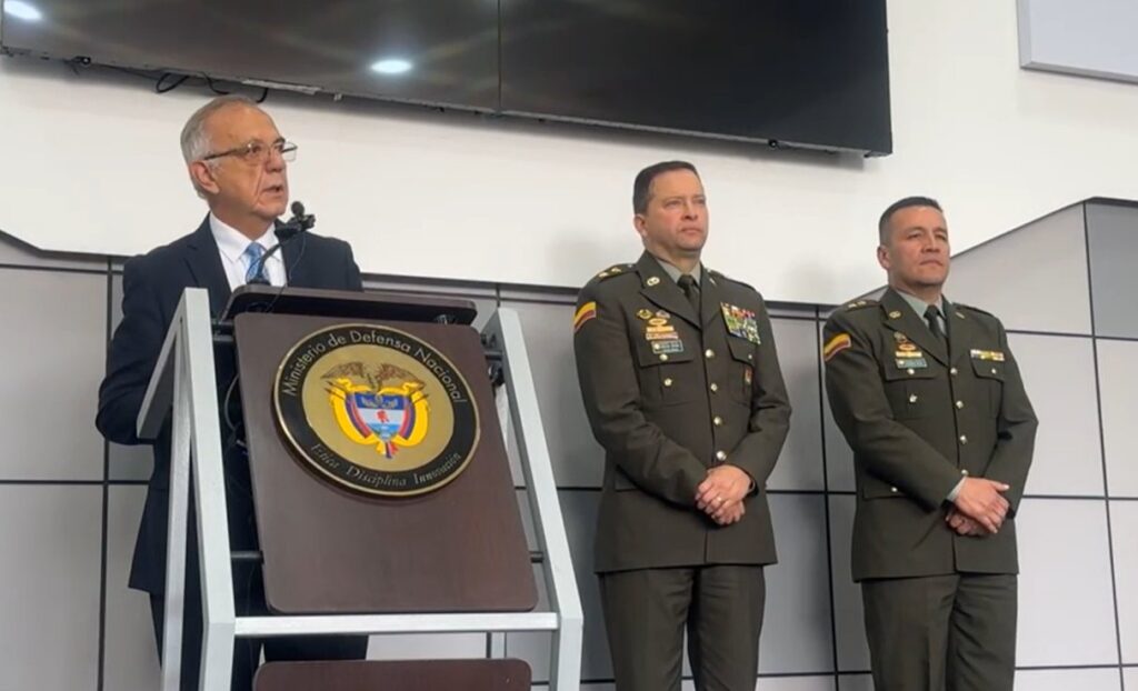 Aspecto de la rueda de prensa convocada por el ministro de Defensa saliente, Iván Velásquez. General Triana. Alias Terror
