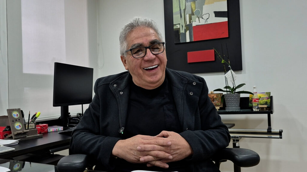 Pocas veces ven a Augusto, el escudero de Petro, expresar una carcajada. La entrevista fue tan divertida que se explayó en sus conceptos y en sus carcajadas