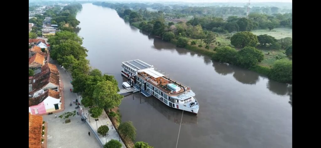El viejo espera ver el crucero.