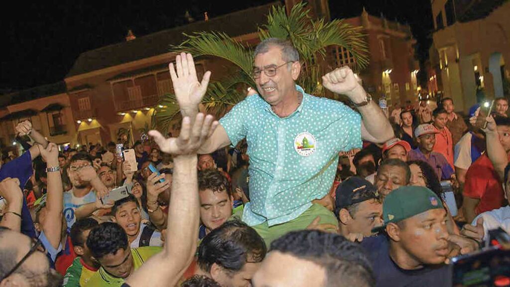 Cuando Javier Julio Bejarano cargaba sobre sus hombres a William Dau, el peor alcalde que haya tenido Cartagena en toda su historia. ¡Protagonismo político?
