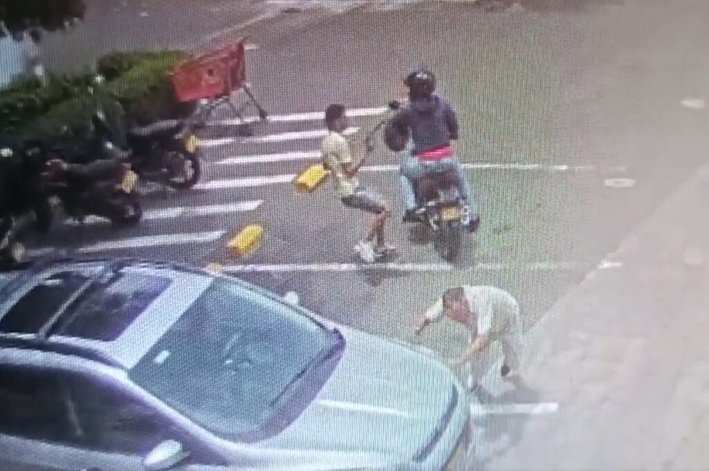 Así huye el sicario en la moto después del atentado contra Edgardo Fernández Martínez. Su hijastro hizo una radiografía del poder mafioso en la DIAN. ¿Se retractará Rodríguez Zumaque?