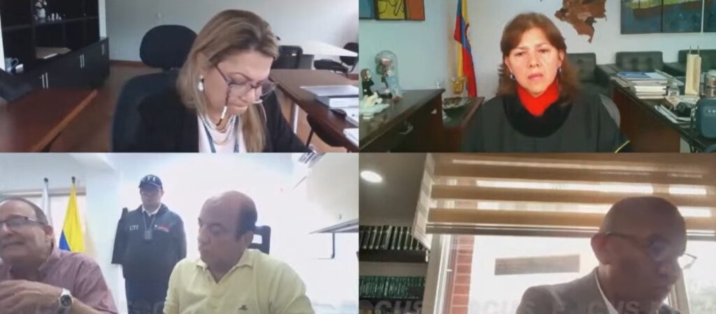 En el juicio, abajo, camisa amarilla, el exgobernador condenado, Jorge Pérez Bernier