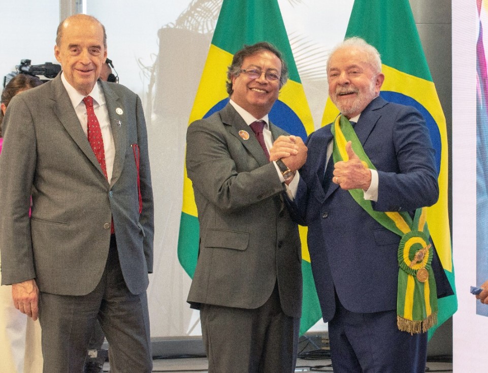 «El viejo conspirador» estremece al país político. Aquí  Leyva acompañando a Petro en la posesión del presidente de Brasil, Lula da Silva.