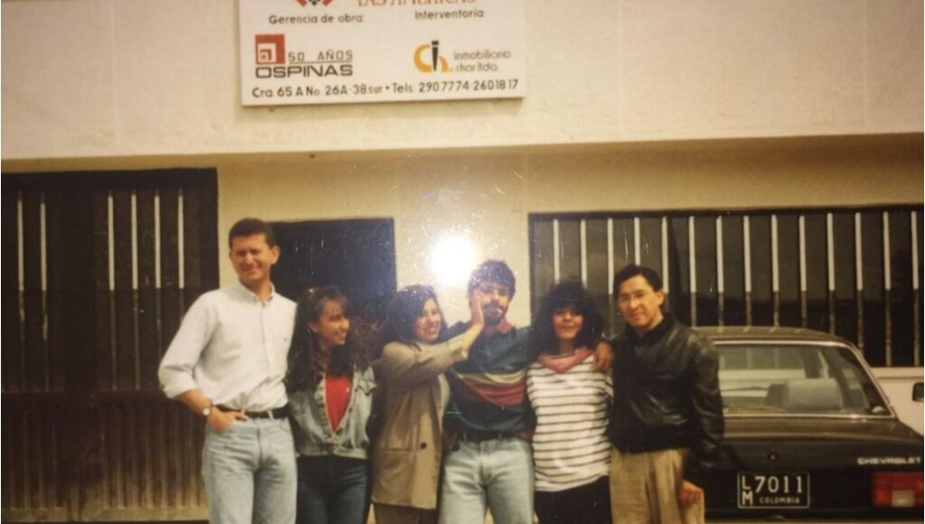 ¿Char con certificado chimbo evade paternidad? Aquí aparece con  la madre de Steven Castellanos. Detrás, la fachada de la inmobiliaria Char Ltda donde trabajaba  Diana Magali Ramos Saavedra.