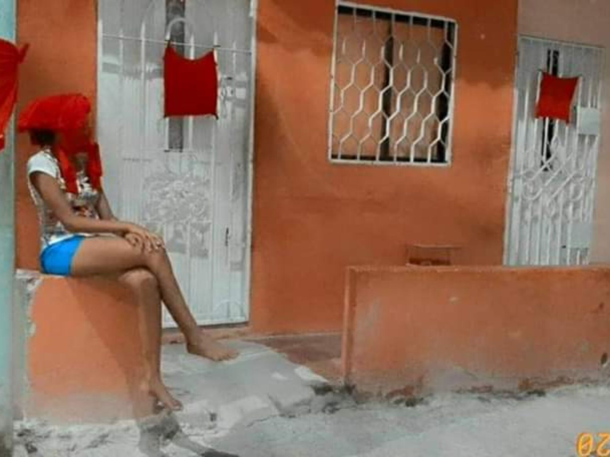 Como en Macondo, con trapo rojo la gente pide ayuda humanitaria