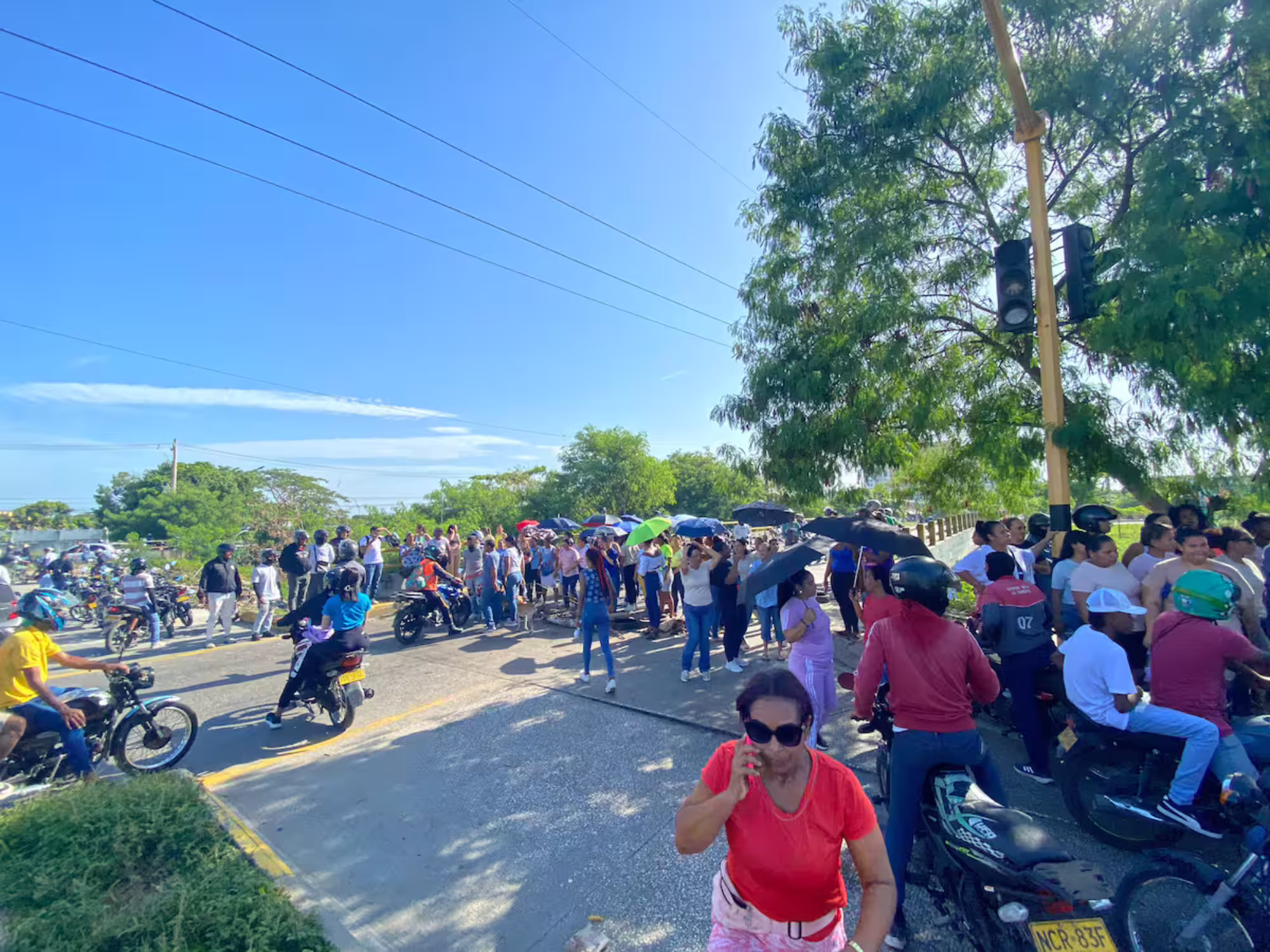 Protestas de docentes y padres por deterioro de colegio