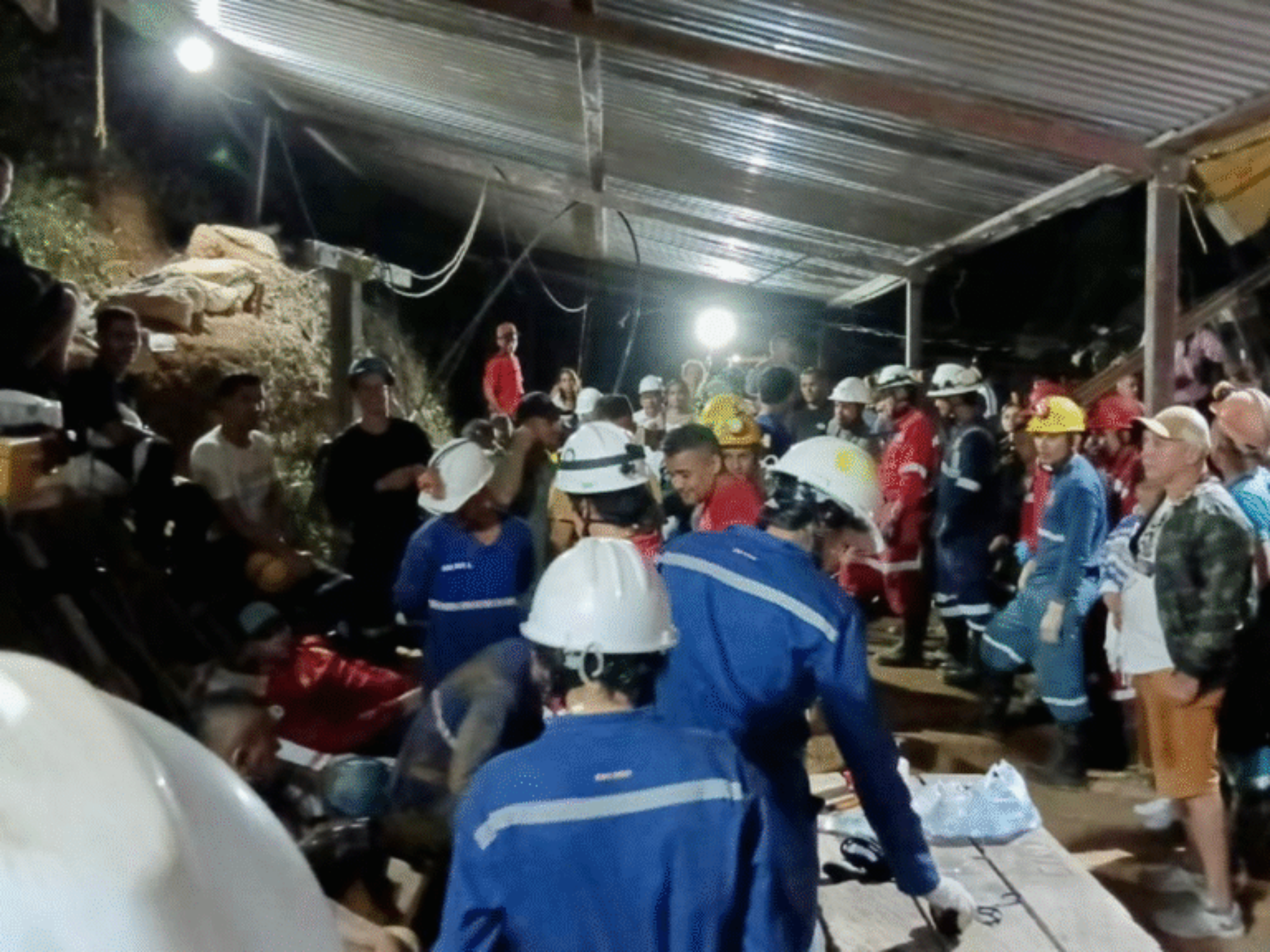 Rescatan a los 18 mineros atrapados en Remedios, Antioquia
