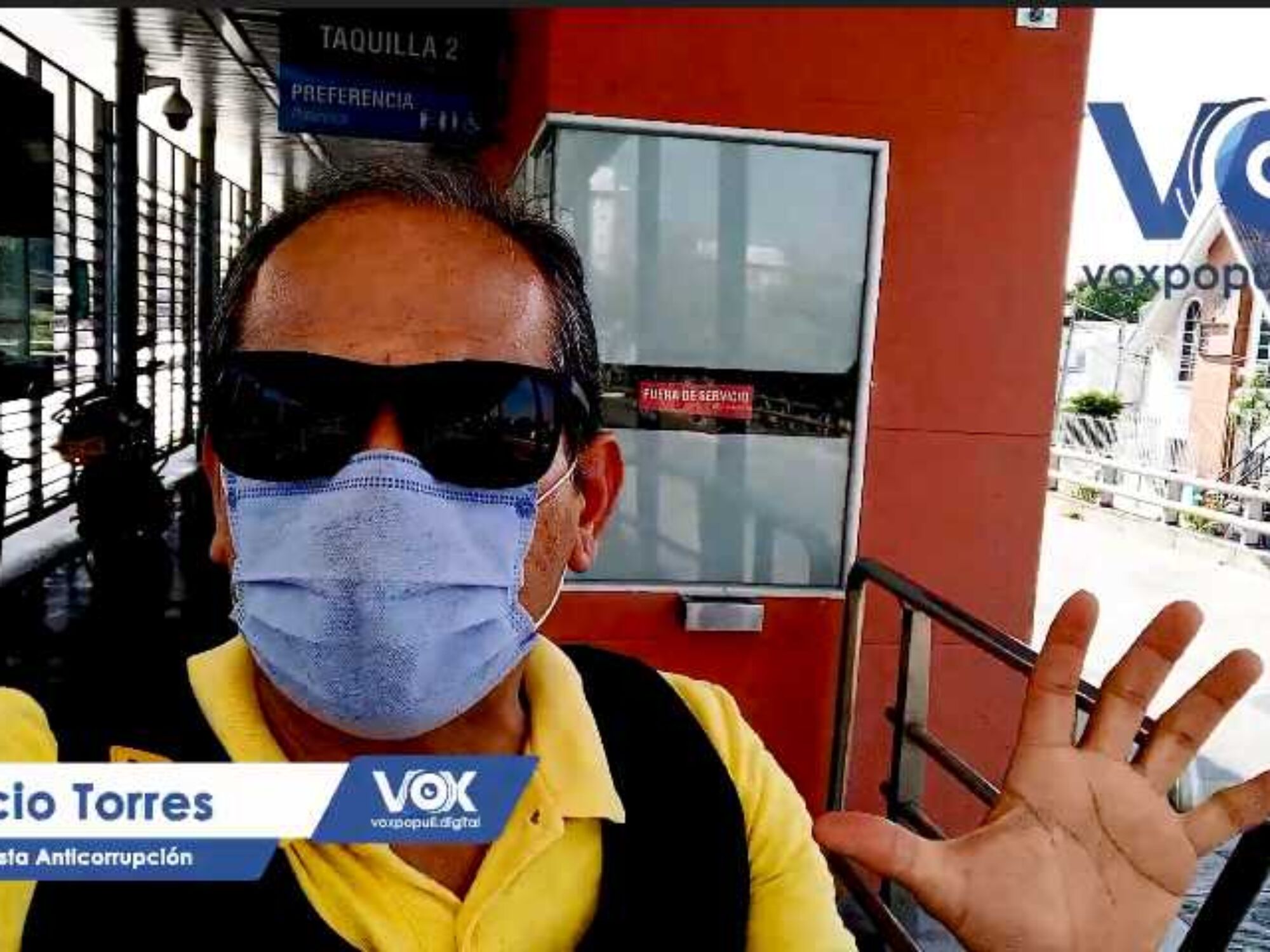 Transcaribe: «bebé que llora y su papá lo pellizca»